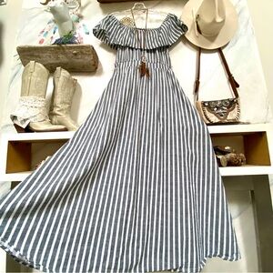 Trendy off the shoulder boho maxi dress w vacay beach resort vibe